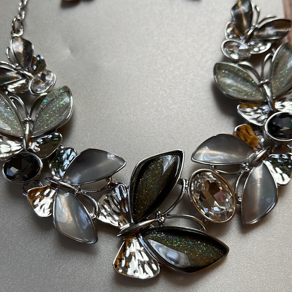 BEAUTIFUL Butterfly necklace w/matching earrings, available in multiple colors! - Picture 9 of 10